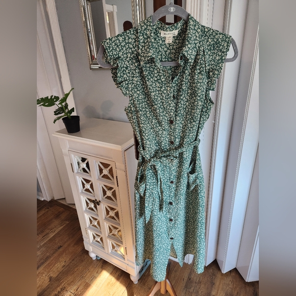 Monteau Dresses & Skirts - Monteau Green Floral Print Button Dress